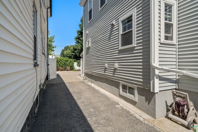 Building Photo - 36 Trull St