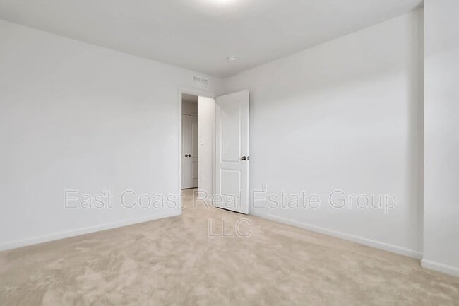 Building Photo - 204 Station Terrace W