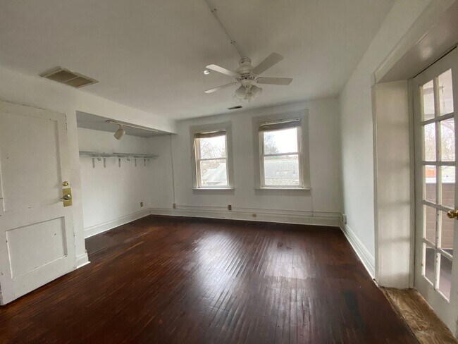 Building Photo - Spacious 3 Bedroom Home w/ 3 Full Baths