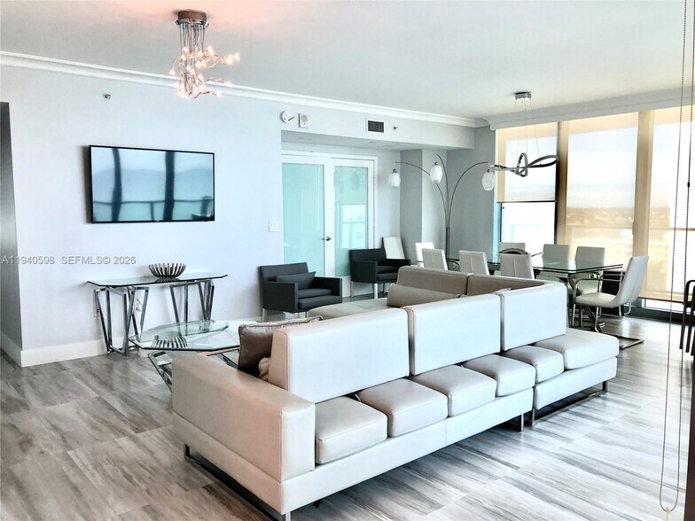 Building Photo - 3101 S Ocean Dr