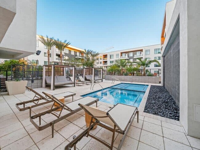 Building Photo - 15825 N 71st St