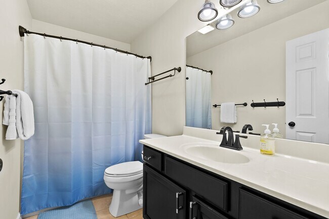 Building Photo - Four bedroom, 3 Bathroom with Bonus Room a...