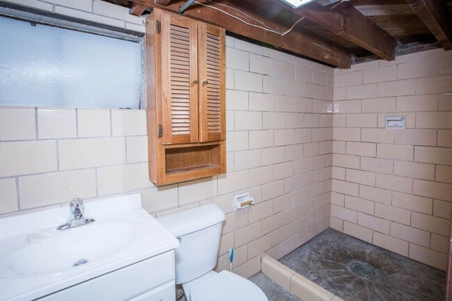 Building Photo - Centrally located single family home 2 bed...