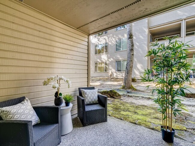 Building Photo - Spacious 2 bedroom 1.75 bath condo Racquet...