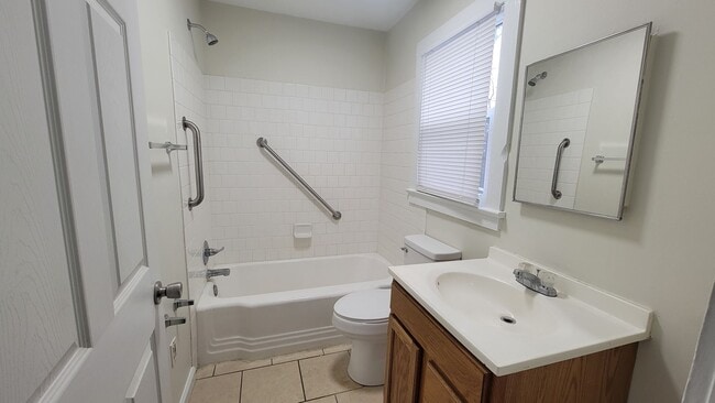 Building Photo - Shotgun Styled One Bedroom Close To UOfL