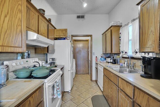 Building Photo - 922 SW 60th St