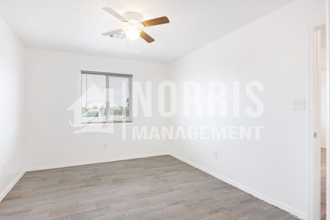 Building Photo - 4020 N Montezuma Dr