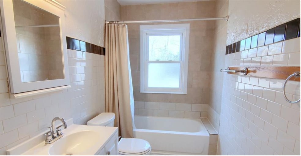 Building Photo - 372 W Bennett Ave