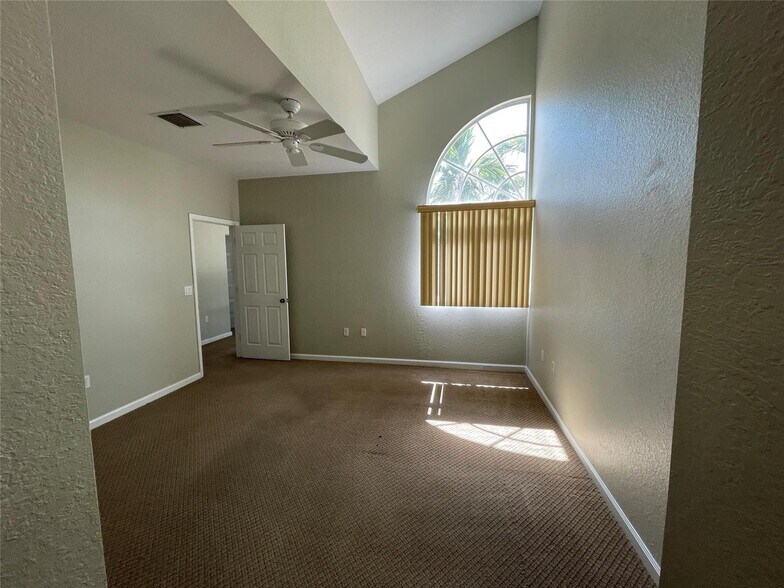 Building Photo - 5031 Madison Lakes Cir W