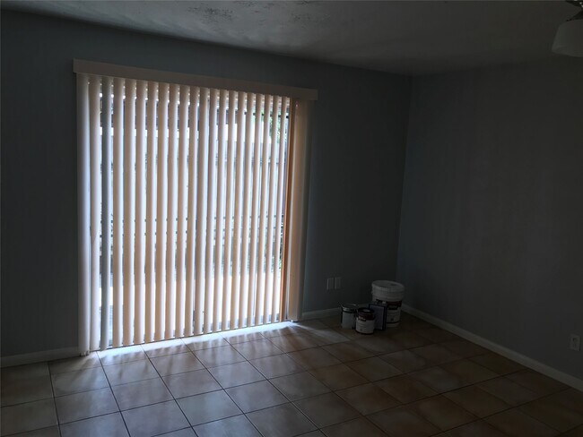 Building Photo - 1611 Mapleton Dr