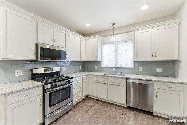 Building Photo - 113 Oak St