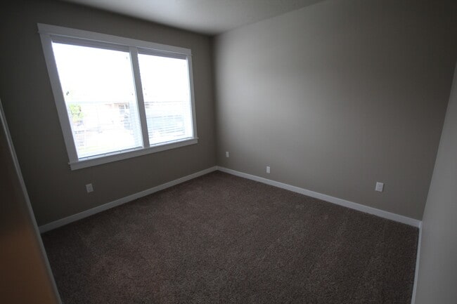 Building Photo - Like New Home Near Hospital, All Appliances, Air Conditioning, Fenced Yard, Dbl Garage