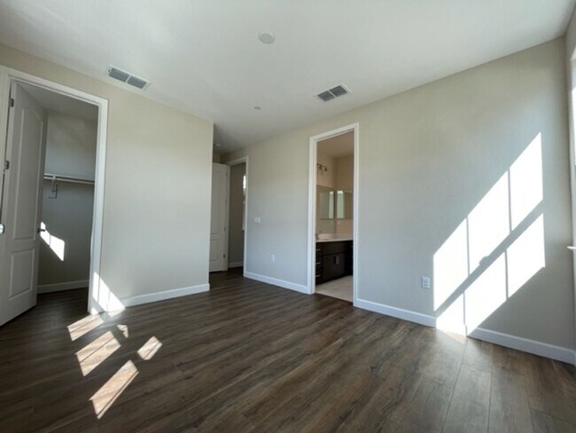 Building Photo - 3 Bedroom 2 Bathroom