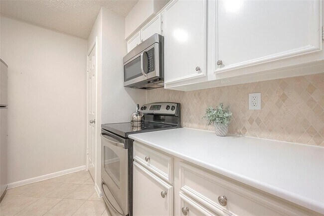 Building Photo - 2125 Augusta Dr