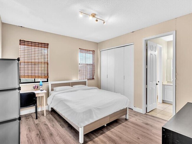 Building Photo - 8567 NW 41 St