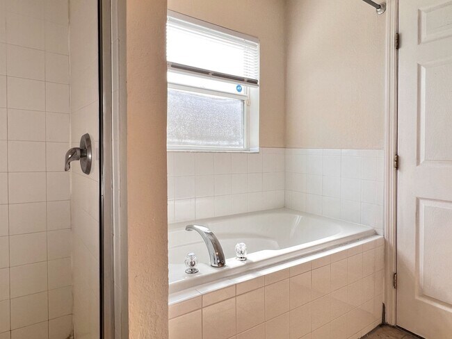 Building Photo - Spacious Three-Bedroom Home in Savannah Estates