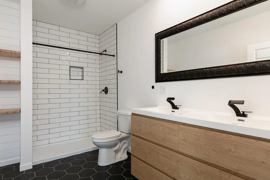 Building Photo - 318 Bronson St