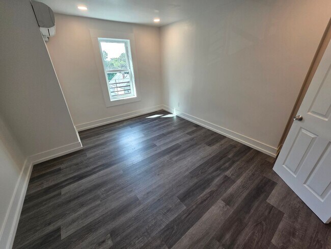 Building Photo - Newly Renovated 1 Bedroom Apartment - Poug...