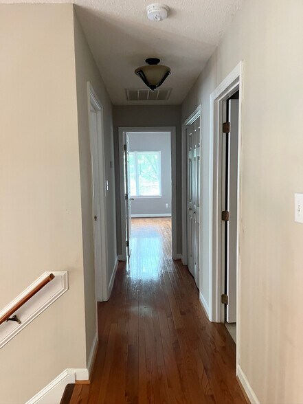 upstairs hallway - 8601 Abbotsbury Ct