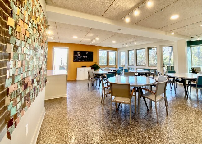 Building Photo - 610 Trent Dr