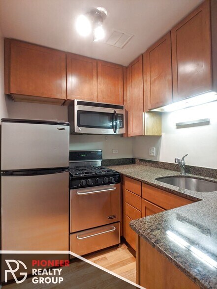 Building Photo - 643 W Wrightwood Ave