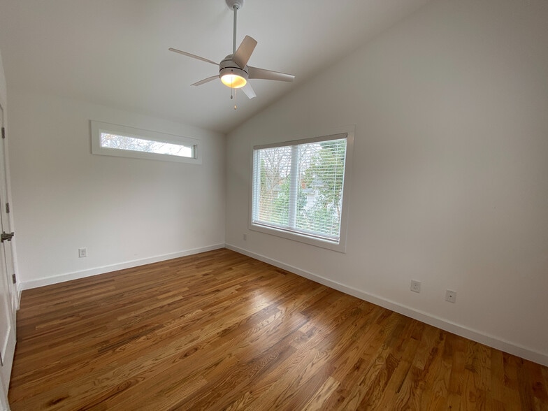 Building Photo - Room in House on Heck St