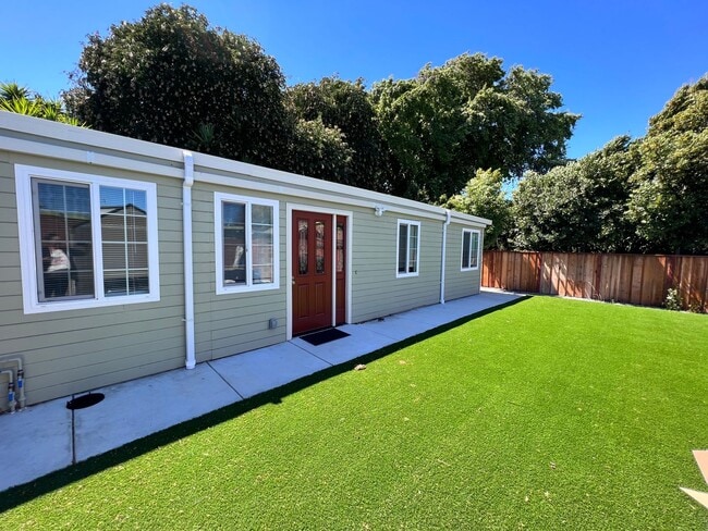 Building Photo - Beautifully remodled 2 bedroom cottage wit...