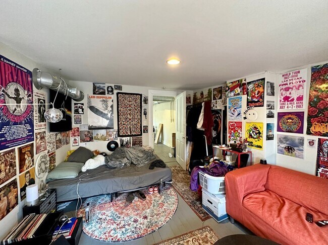 Building Photo - 2369 Victor St