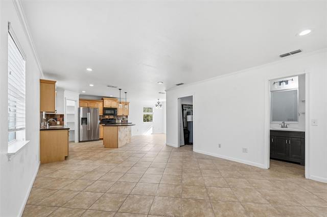 Building Photo - 633 Rose Garden Dr