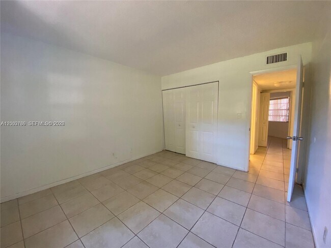 Building Photo - 4033 Lakeside Dr