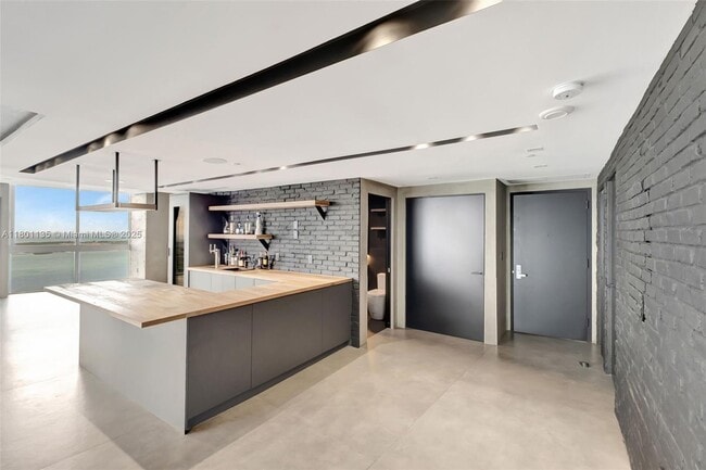 Building Photo - 495 Brickell Ave