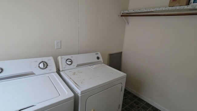 Building Photo - 316 E Lynda Dr