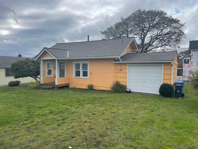 Building Photo - Cozy one bedroom with den and 1 car garage.  Nicely located right in the middle of town.