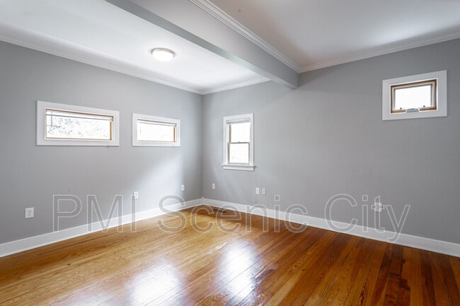 Building Photo - 513 Lytle St