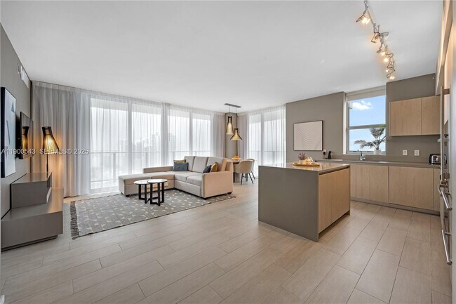 Building Photo - 4010 S Ocean Dr