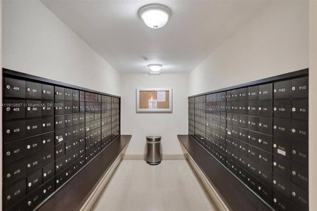 Building Photo - 2555 Collins Ave