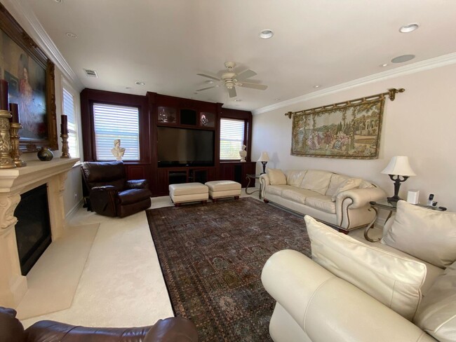 Building Photo - Gorgeous, Luxury and Furnished 3 bed 3 bat...