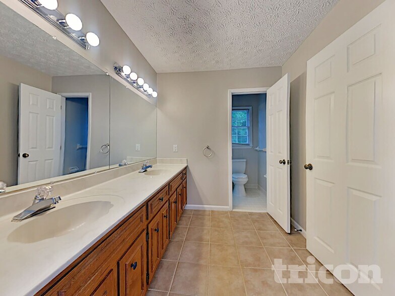 Building Photo - 1516 Maple Ridge Dr