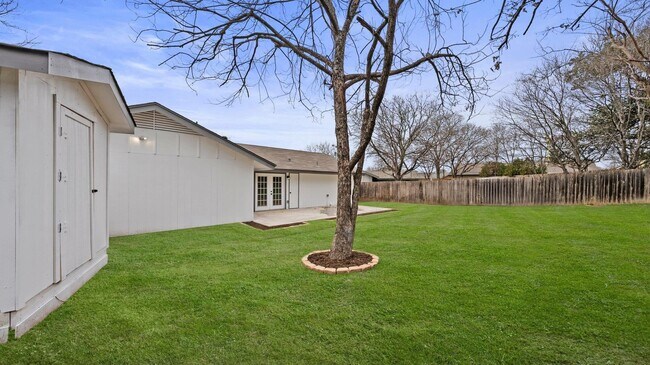 Building Photo - 1112 Village Green Dr