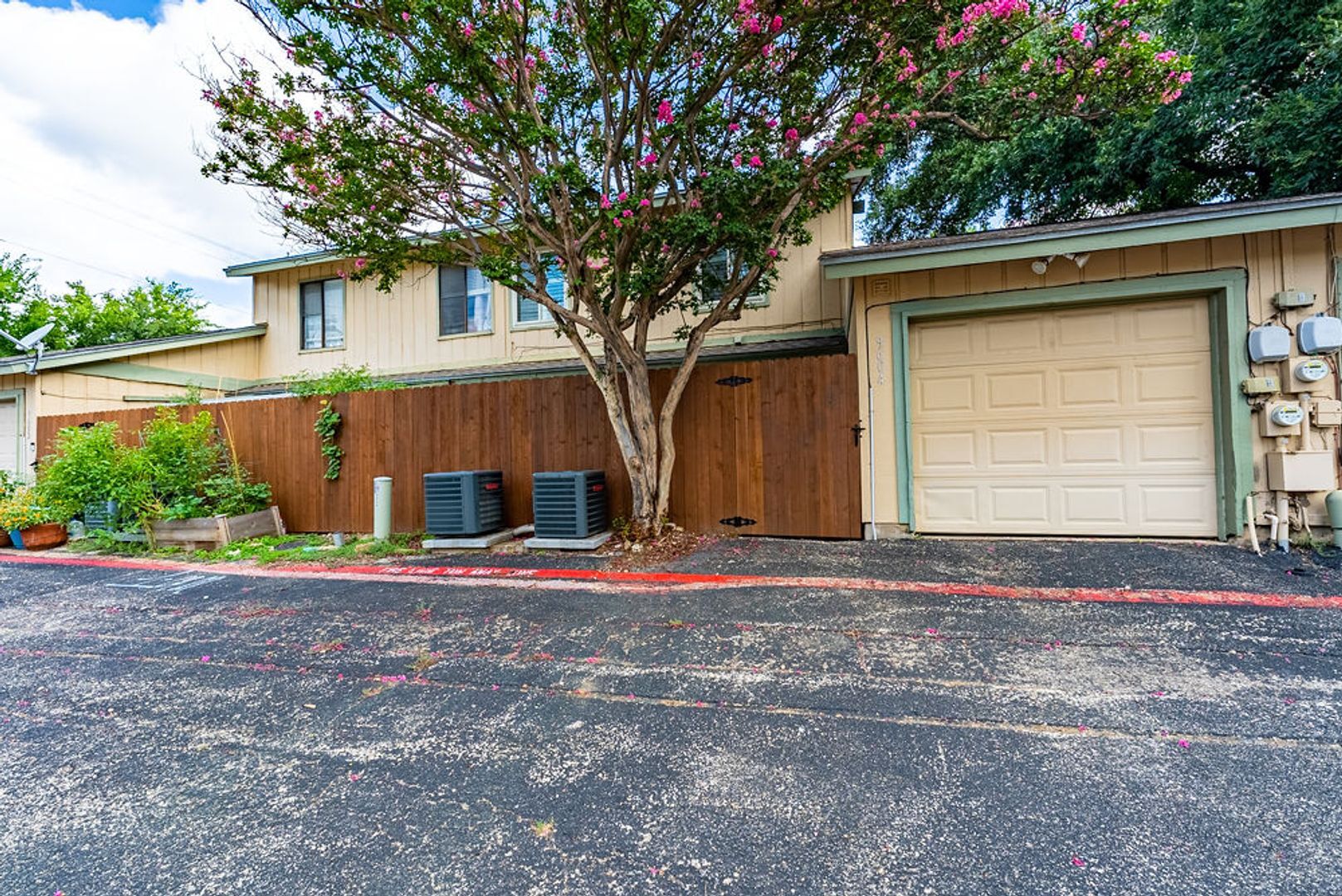 Building Photo - 9604 Blue Creek Ln