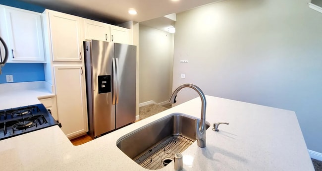 Building Photo - Beautifully Remolded Upscale 2 bed 2 bath ...
