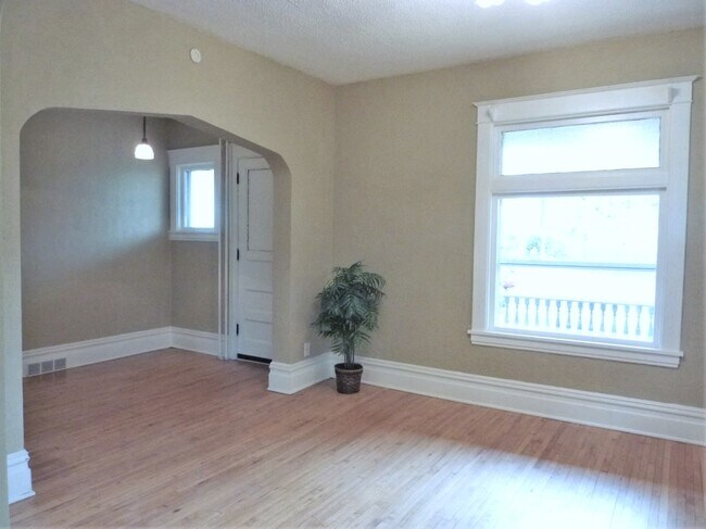 Building Photo - 738 Magnolia Ave E