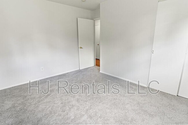 Building Photo - 532 Holiday Ave