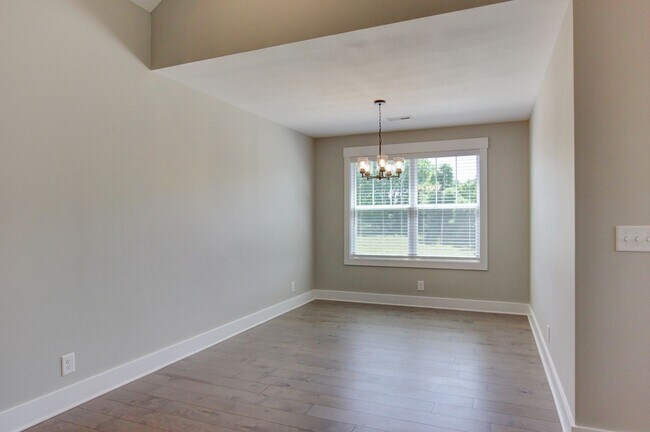 Building Photo - Fresh and Clean 3 bed/2 bath minutes from Exit 8.  Show Stopper!