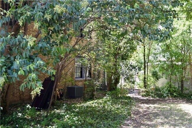 Building Photo - 1918 Robbins Pl