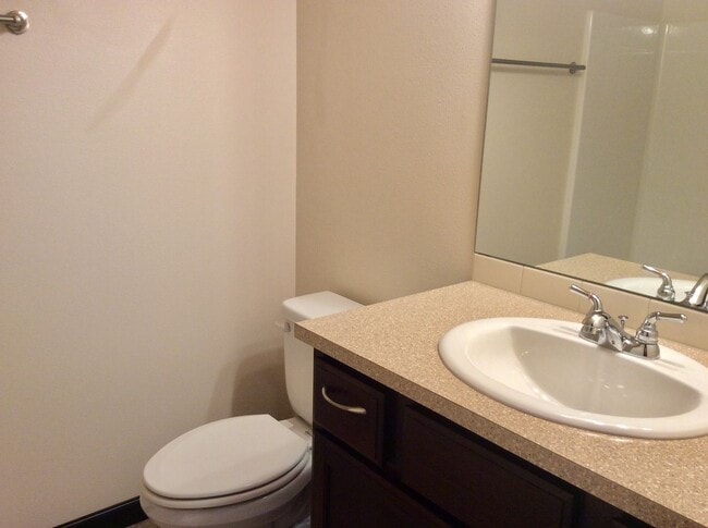 Building Photo - Beautiful, spacious townhouse for rent