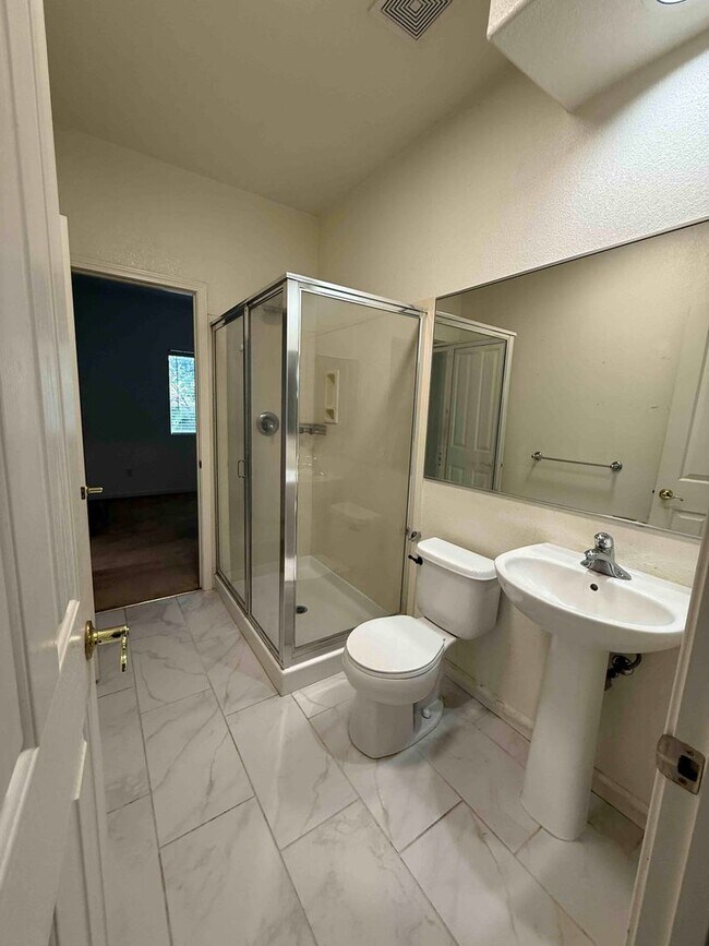Building Photo - Spacious Cresleigh Ranch Home Near Schools...