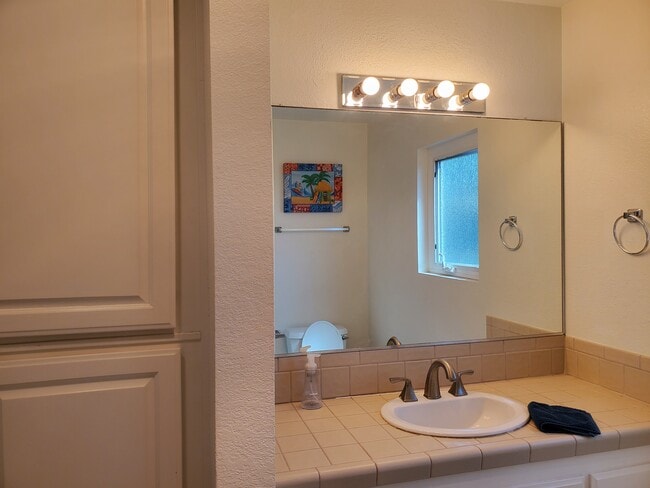 Full bath view 2 - 301 N Francisca Ave