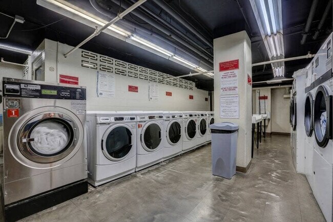 Building Photo - 300 W Peachtree St NW