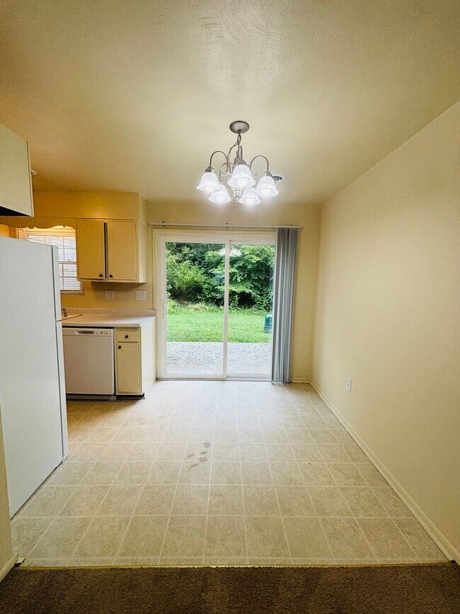 Building Photo - 2 Bedroom, 1.5 Bath Townhouse